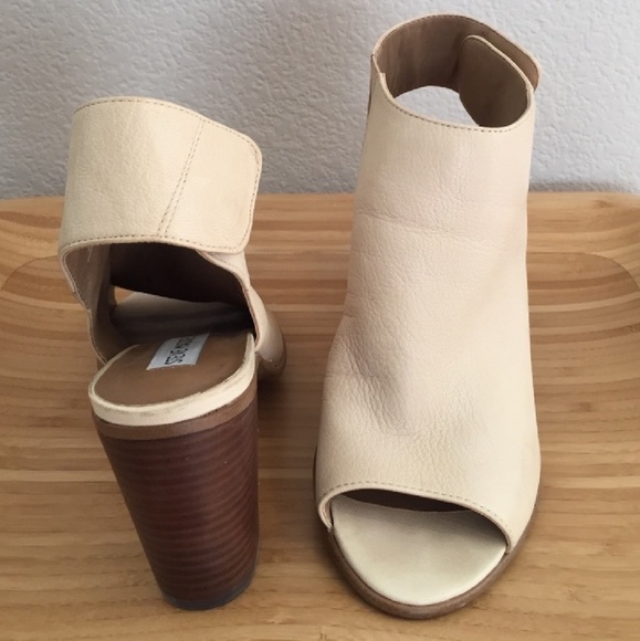 Steve Madden Shoes - 🎉🎀HP!!🎀🎉 Steve Madden open toe leather booties